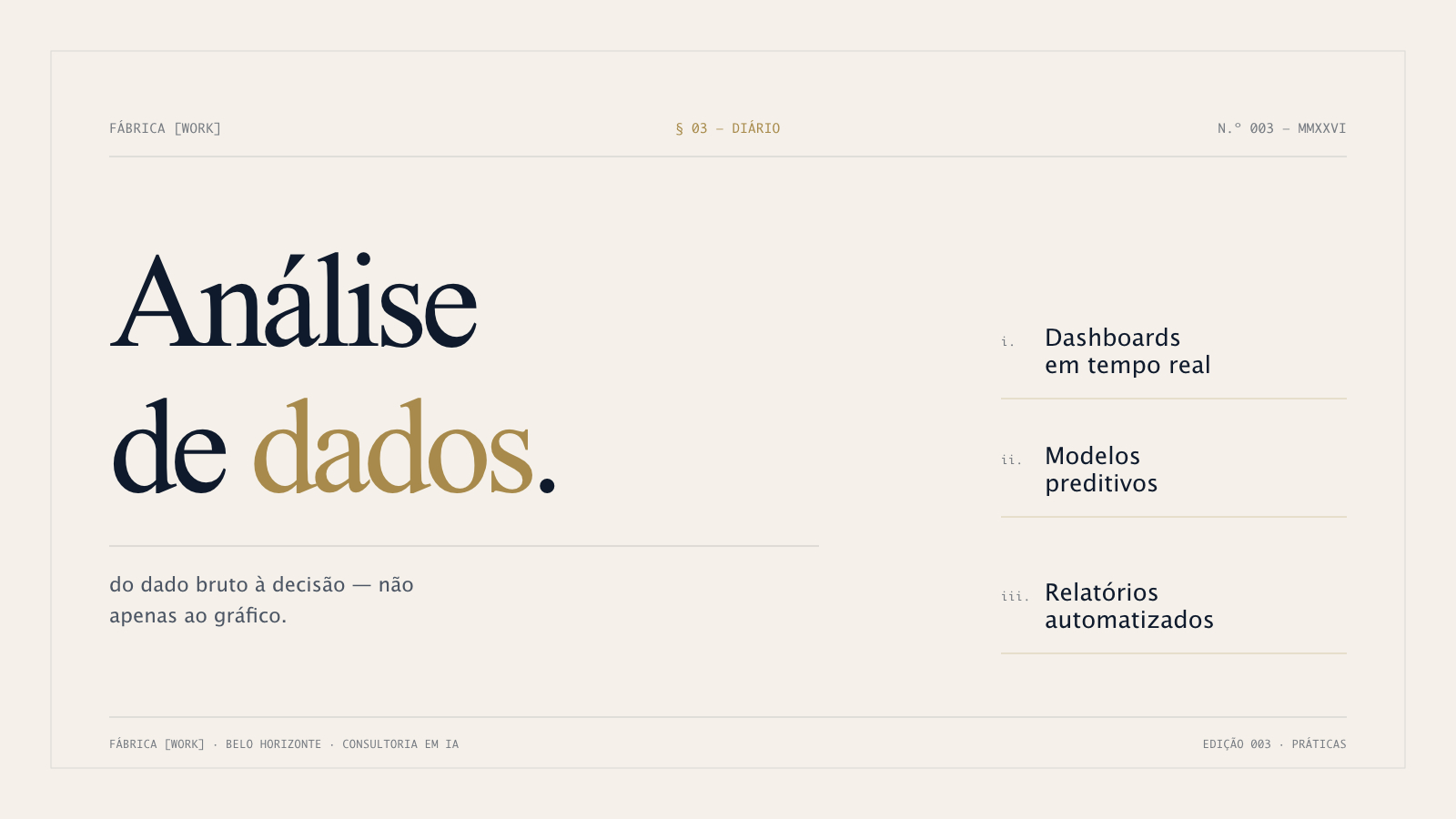 Composição editorial em paleta osso, ink e ouro com a numeração § 03 e três colunas tipográficas referenciando dashboards em tempo real, modelos preditivos e relatórios automatizados.